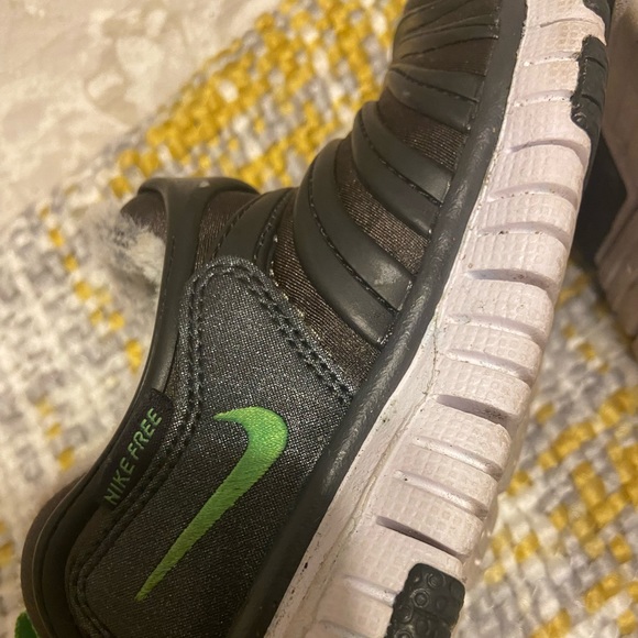 PS Nike Dynamo Free Se Cargo Green Strike Sneakers - Picture 5 of 7